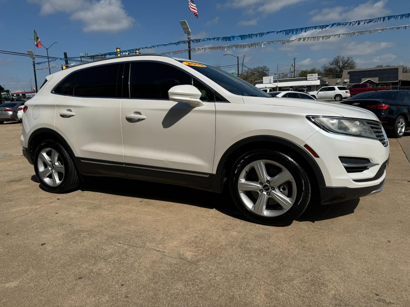 2015 WHITE LINCOLN MKC BASE (5LMCJ1A94FU) , located at 5900 E. Lancaster Ave., Fort Worth, TX, 76112, (817) 457-5456, 0.000000, 0.000000 - Photo#2